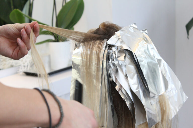 Blonde Balayage wird auf den Haaren aufgetragen