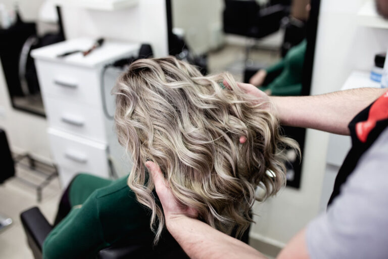 Verschiedene Haarfarben vom Blond Balayage