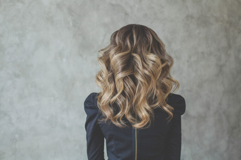 blonde balayage von hinten fotografiert