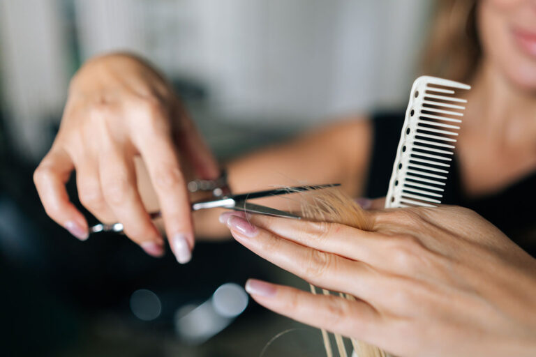 Erfahrener Friseur Bergisch Gladbach bedient Kunden